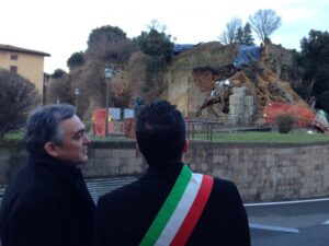 Enrico Rossi a Volterra insieme al sindaco Buselli osserva lo sperone franato ieri (Foto Gianni Baruffa)